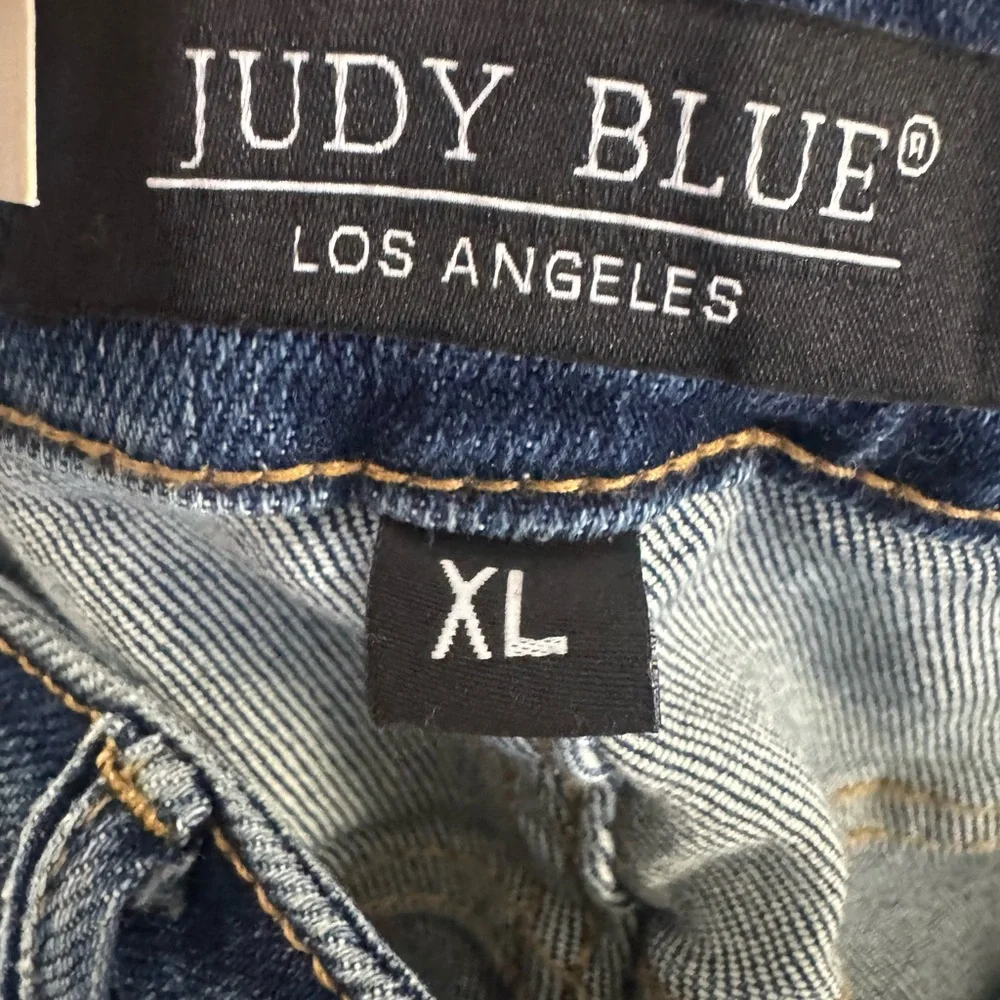 Judy Blue Medium Wash Rolled Hem Denim Shorts Size XL - Picture 3 of 5